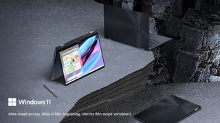 Asus ZenBook 14 Flip OLED op een tafel