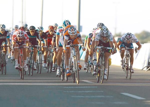 Theo Bos (Rabobank) edges out Mark Cavendish (HTC - Highroad) for victory on stage 1.