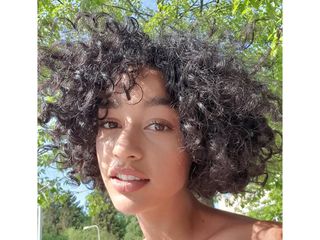 Woman with curly bob - 2022 hair trends