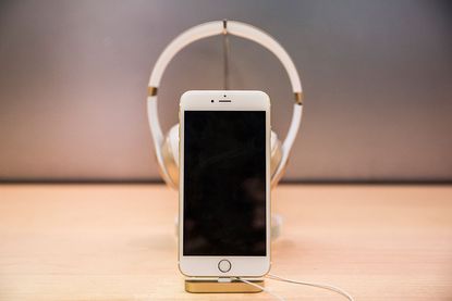 Apple says no to San Bernardino shooter iPhone hacking order