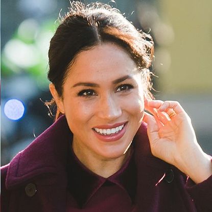 Hair, Facial expression, Eyebrow, Beauty, Hairstyle, Nose, Lip, Smile, Brown hair, Gesture, 