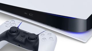 Nahaufnahme der PS5-Konsole und des DualSense-Controllers