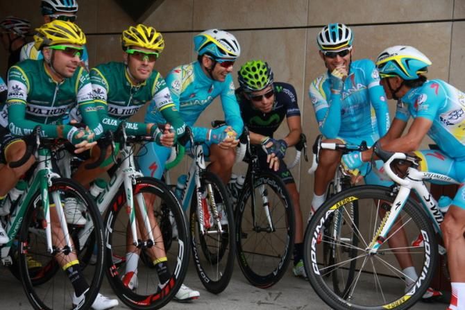 Marcos Garc&iacute;a, Antonio Piedra, Paolo Tiralongo, Giovanni Visconti and Simone Ponzi chat at the start