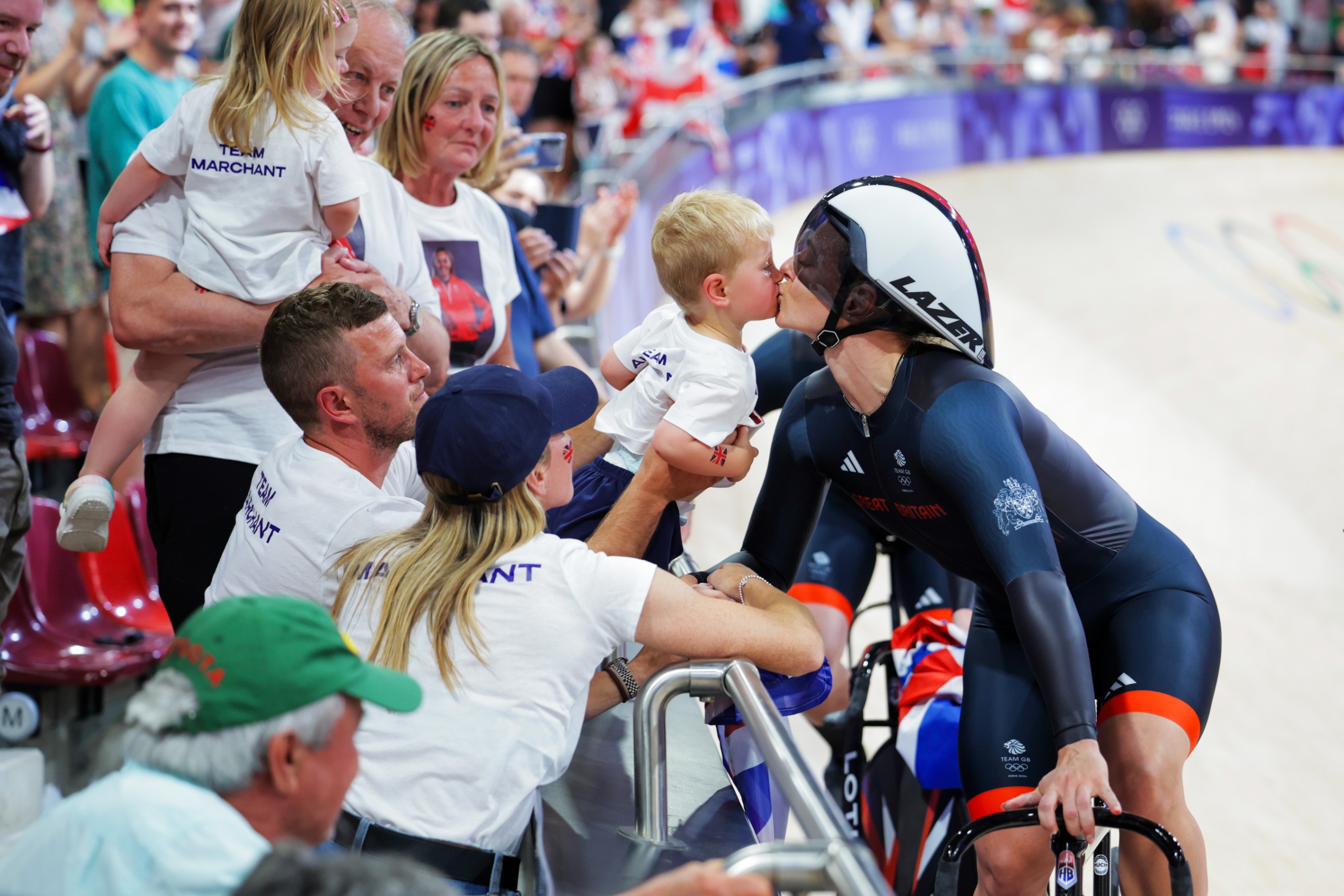 Katy Marchant kissing her son Arthur at the Paris Olympics in 2024
