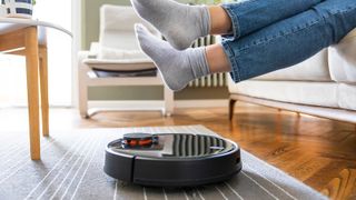 Do robot vacuums work in cluttered rooms