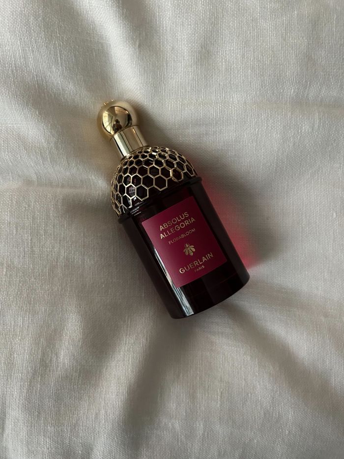 A picture of Guerlain Absolus Allegoria Florabloom on a white linen background