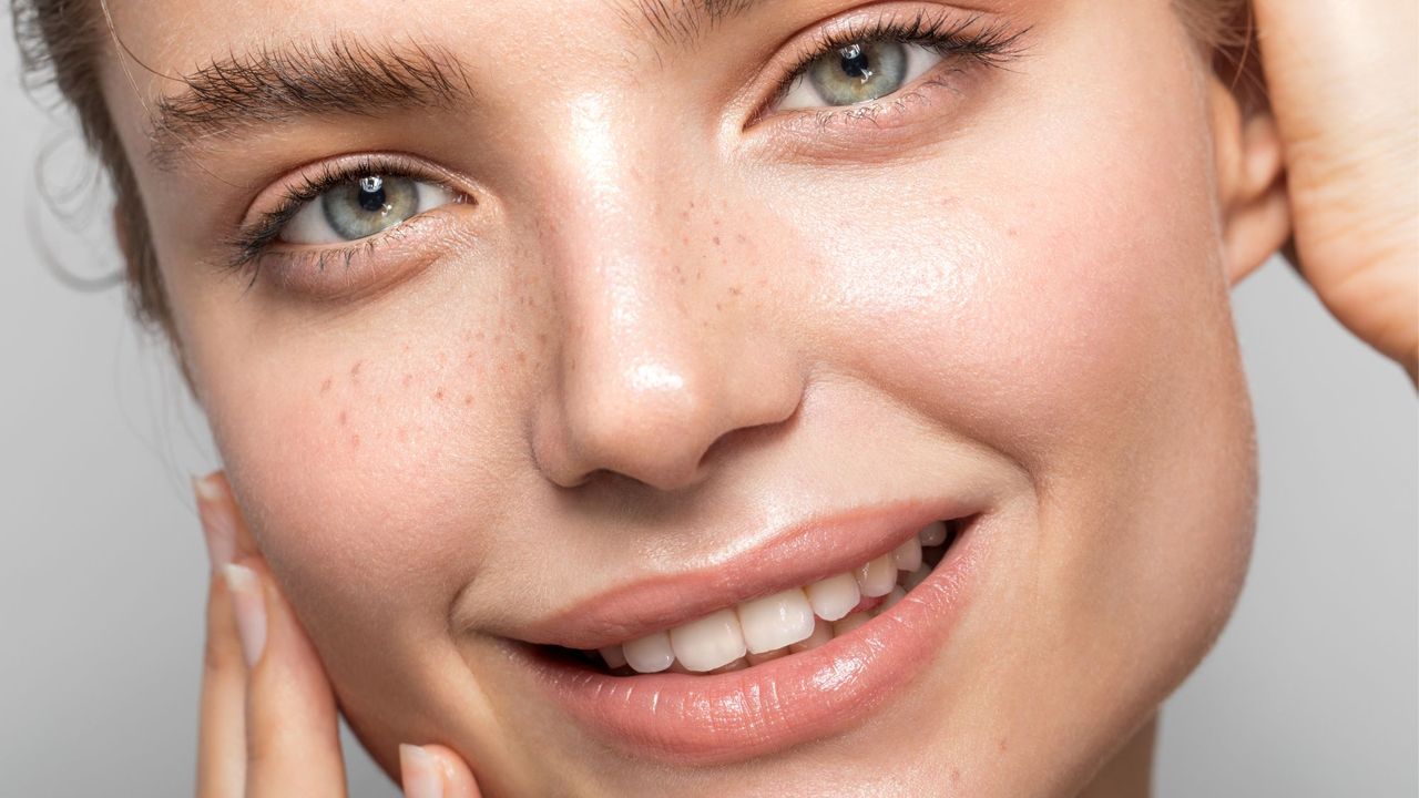 mac concealer - woman smiling with beautiful glowing skin and bright under eyes - getty images 1170104989