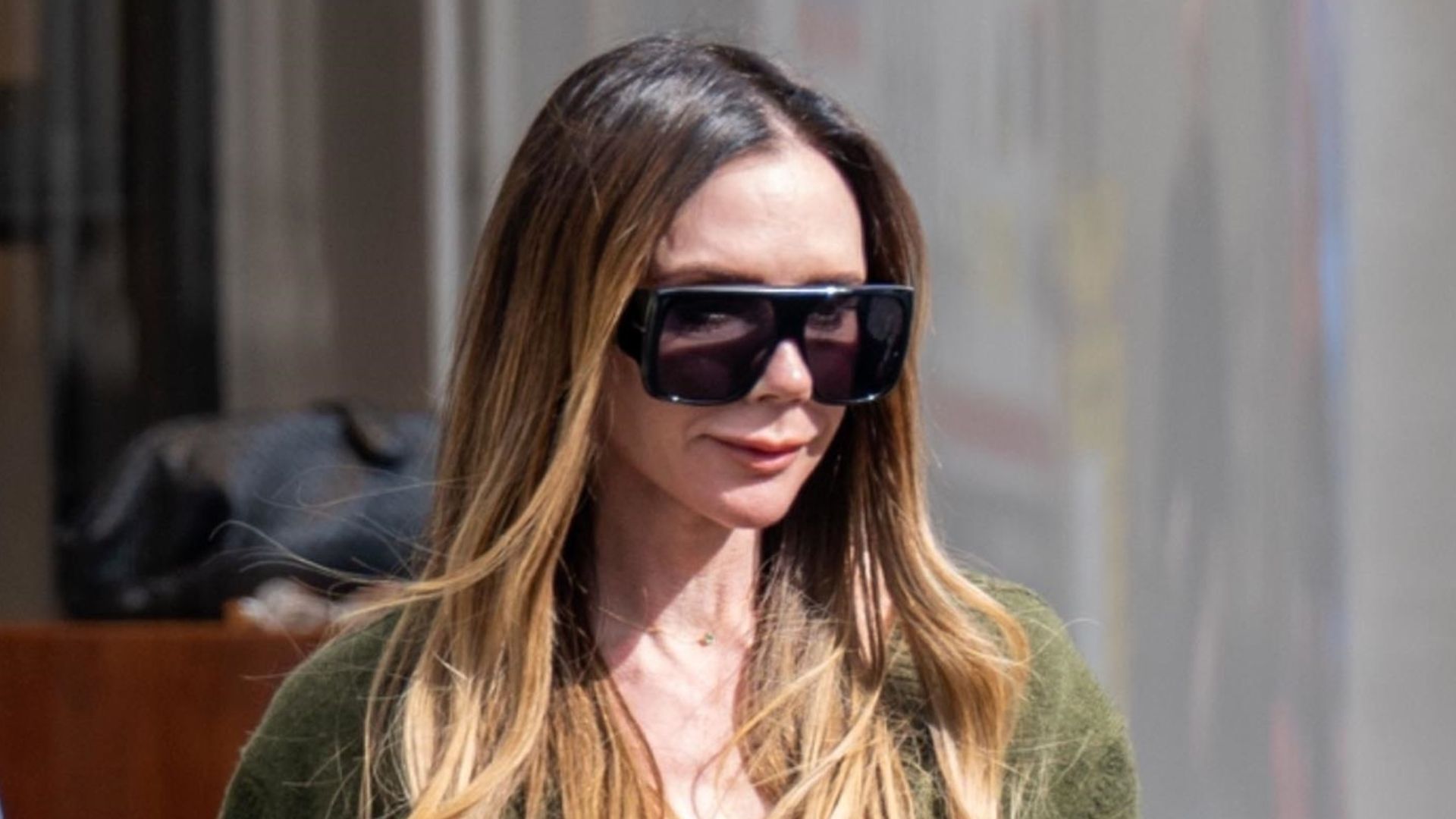 Victoria Beckham wearing white jeans in London on 29 April, 2026