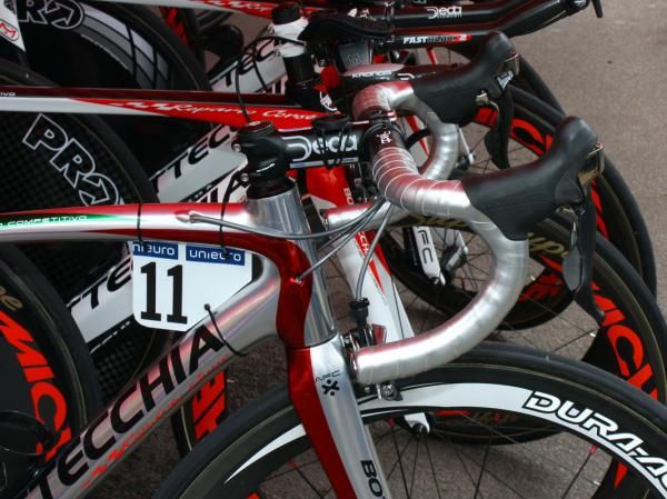 Stefano Garzelli's (Acqua &amp; Sapone) handlebar tape perfectly matched his custom painted Bottechia.