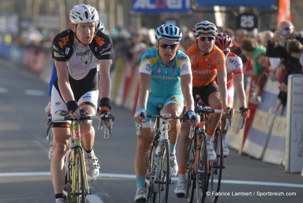 Eric Berthou comes across the line with Alexander Vinokourov