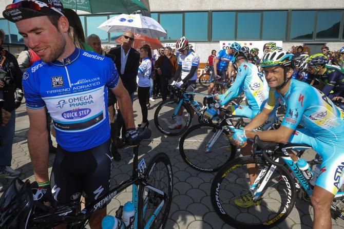 Mark Cavendish in the blue leader's jersey