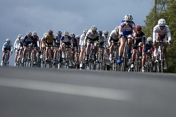 The women's field of more than fifty riders head down the back straight in Geelong.