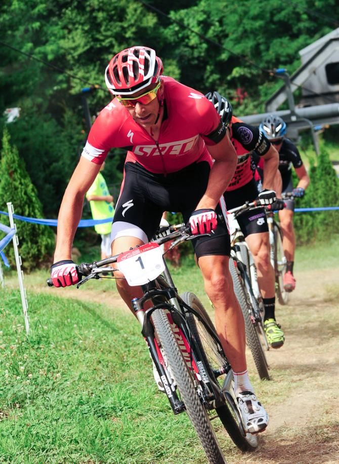 Todd Wells (Specialized) taking the lead from Spencer Paxson