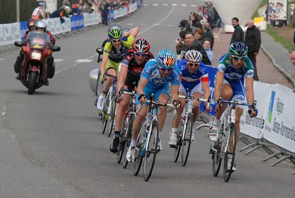 Freddy Bichot (BBox Bouygues Telecom), Laurent Mangel (Saur - Sojasun), Dmitri Champion (Ag2R), Christophe Moreau (Caisse d'Epargne) and Jean-Marc Bideau (Bretagne - Schuller) were part of the 20-man break which decided the race.
