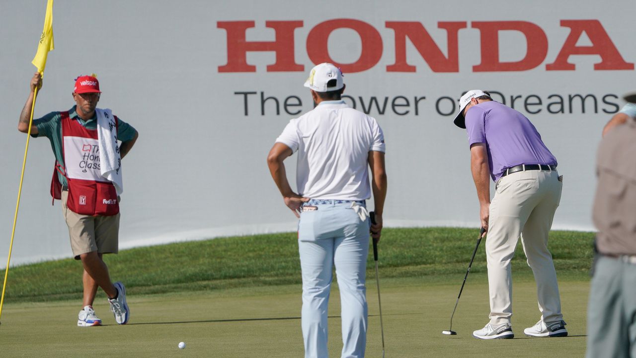 Sepp Straka putts on his way to winning the 2022 Honda Classic