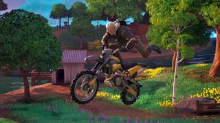 Geralt realiza um golpe em uma das bicicletas de sujeira do Fortnite