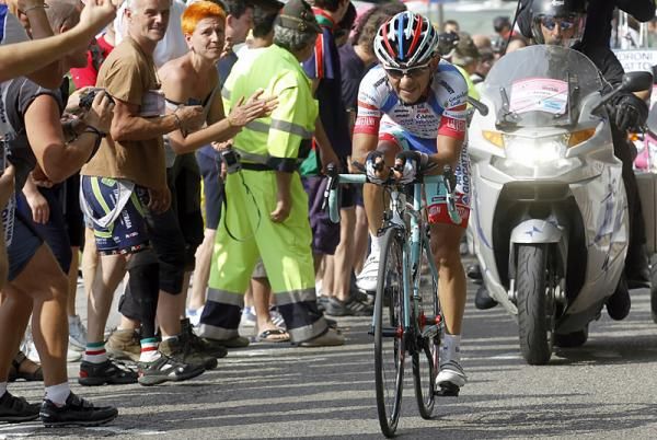 Jose Rujano (Androni Giocattoli) finished fourth and was one of the few riders to opt for an aero bar attachment.