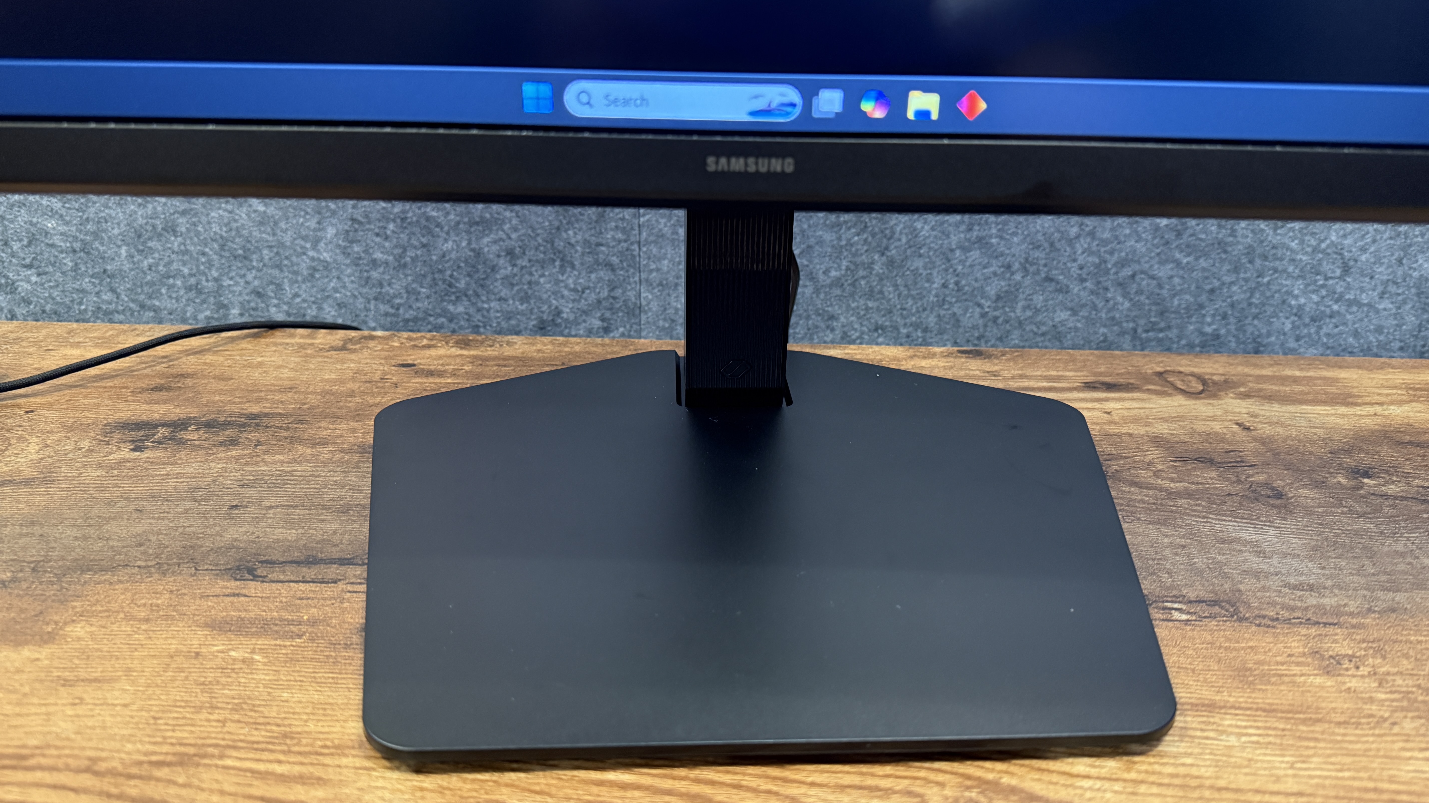 The flat base at the bottom of the Samsung Odyssey G8 (G80HS)'s stand