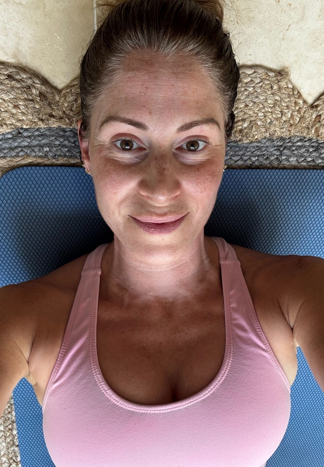 Health writer Anna Bartter trying the new Pvolve Sculpt Anywhere Bundle, at home in her gym kit
