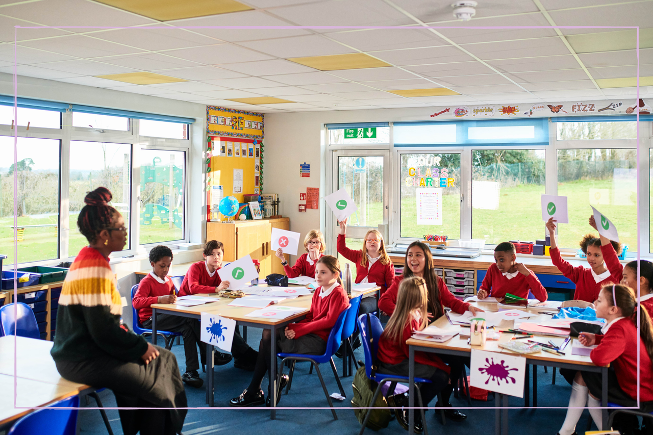 Teacher talking to class of primary school children 