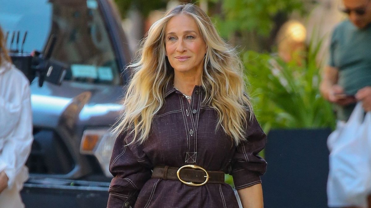 The Chicest Over-50s Agree: Midi Skirts Look Best With These Two Summer Shoe Trends