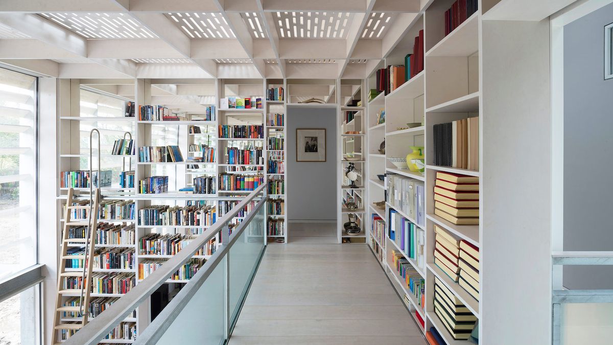 Hangar aménagé : Un ancien hangar agricole est transformé en maison moderne avec bibliothèque double hauteur