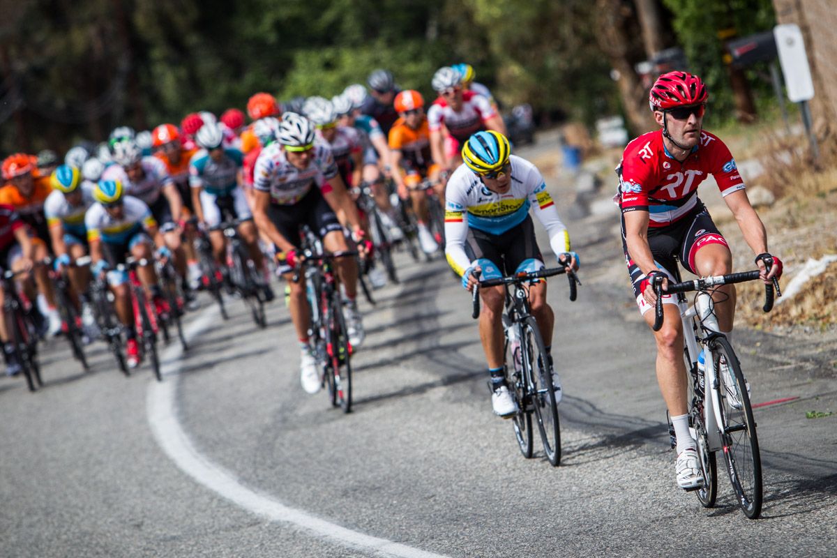 The front of the men&rsquo;s race starts to string out