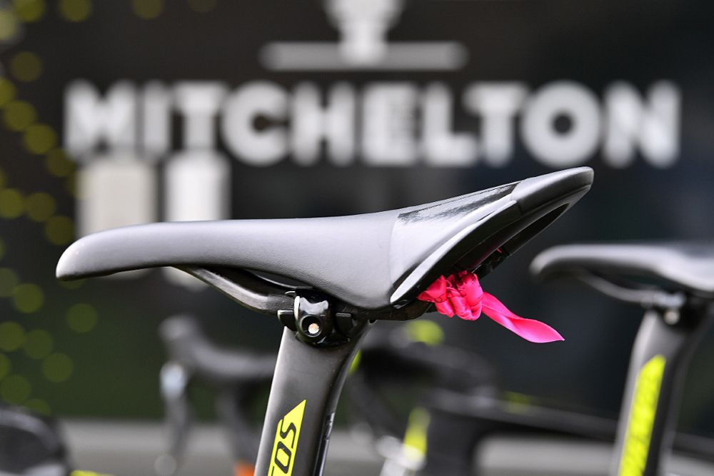 Jolien D'hoore's bike with a pink ribbon tied to the saddle for breast cancer campaign - OVO Enery Women's Tour stage 1 start