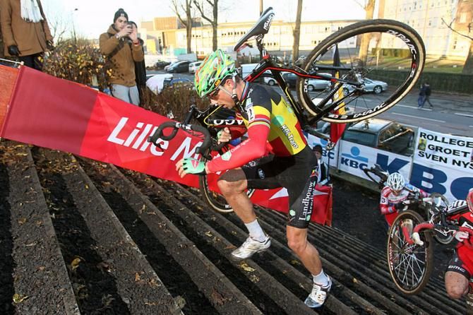Sven Nys runs with his bike