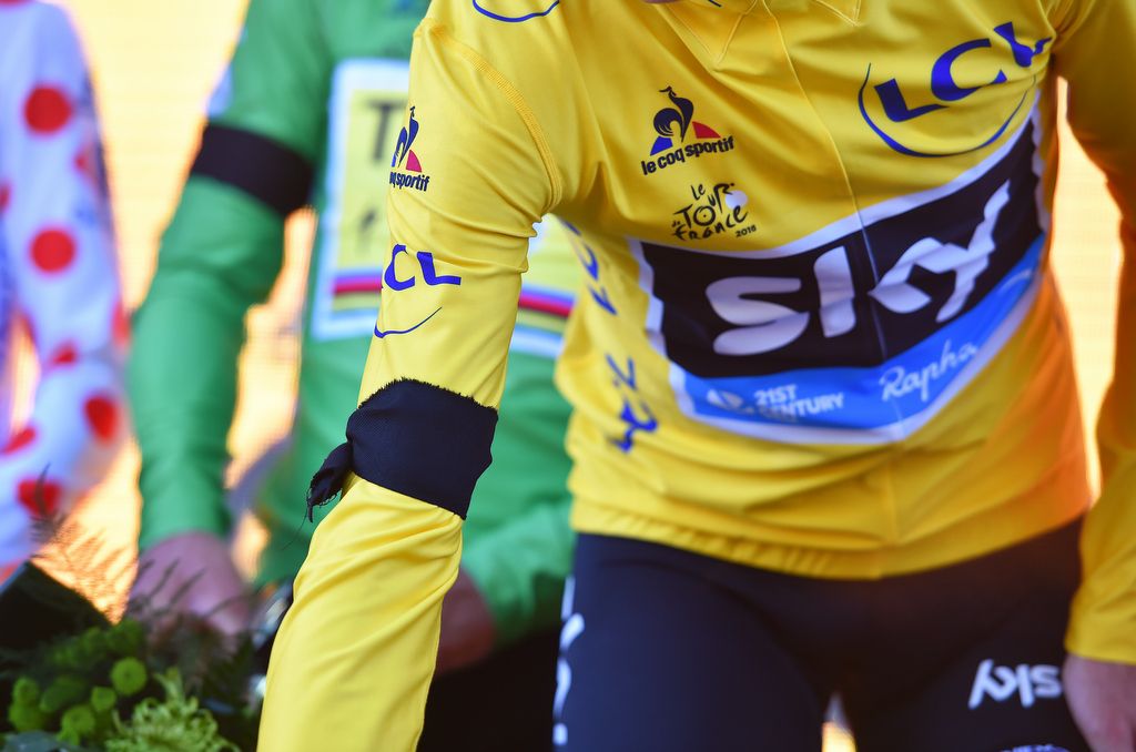 A black armband on the yellow jersey as a mark of respect for the Nice victims