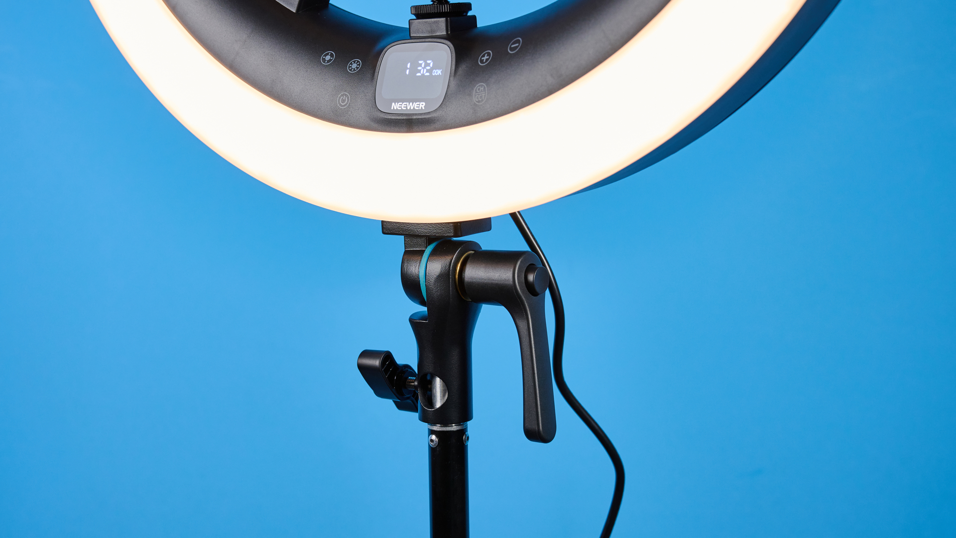 Neewer RP19H 19-inch ring light photographed in front of a blue background