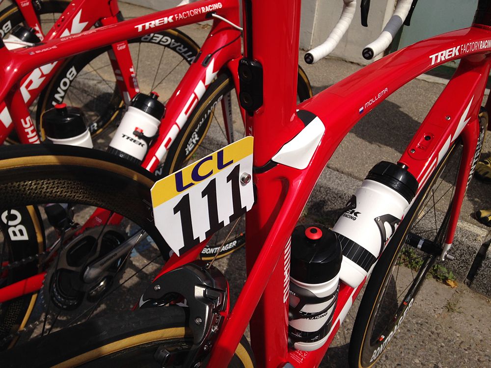 A wide integrated seatpost shields the race number from the wind.