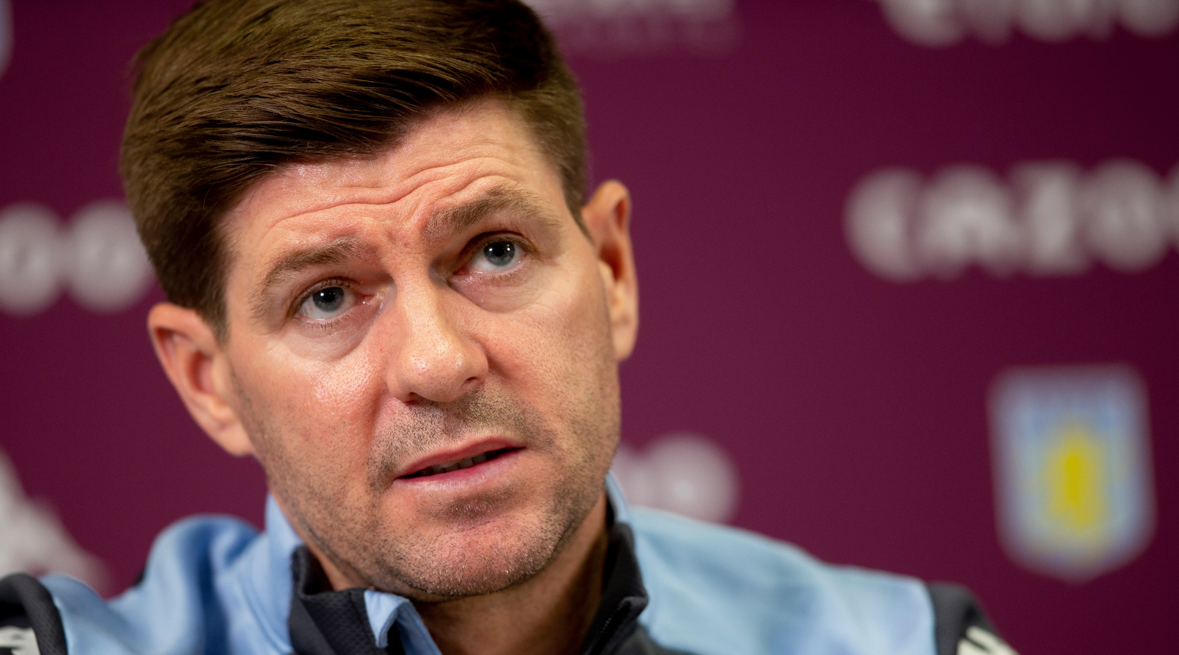 Gros plan sur Steven Gerrard lors d'une conférence de presse alors qu'il était entraîneur-chef d'Aston Villa