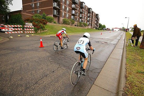 Karla Kingsley (MBRC/Flanders) and Anne Meyer (Team BH) approach the finish together.