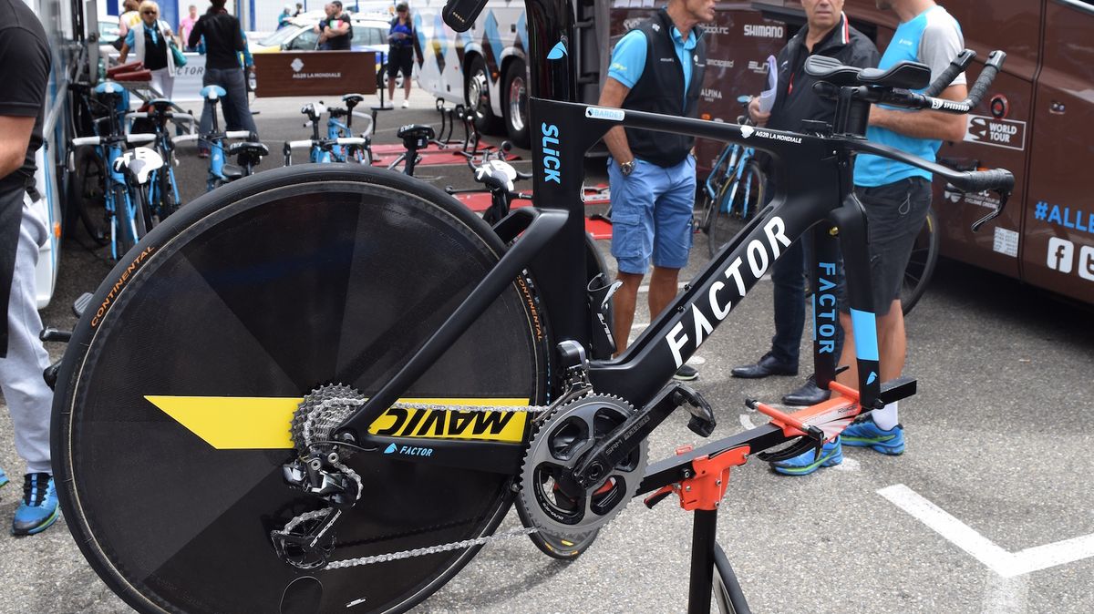 The Factor Slick has a split down tube, which Factor claims allows air to flow through, as well as around the bike for reduced drag