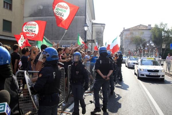 There were more demonstrations against the Giro di Padania on the final stage.