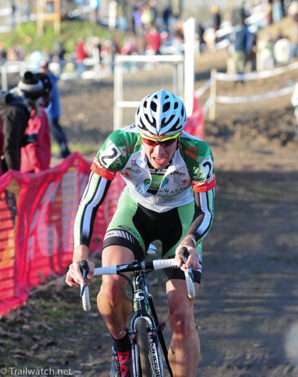 Jeremy Powers Geoff Kabush (Maxxis-Rocky Mountain) chasing Johnson.