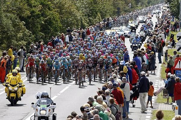 CSC, Astana and Cofidis lead the neutral roll out