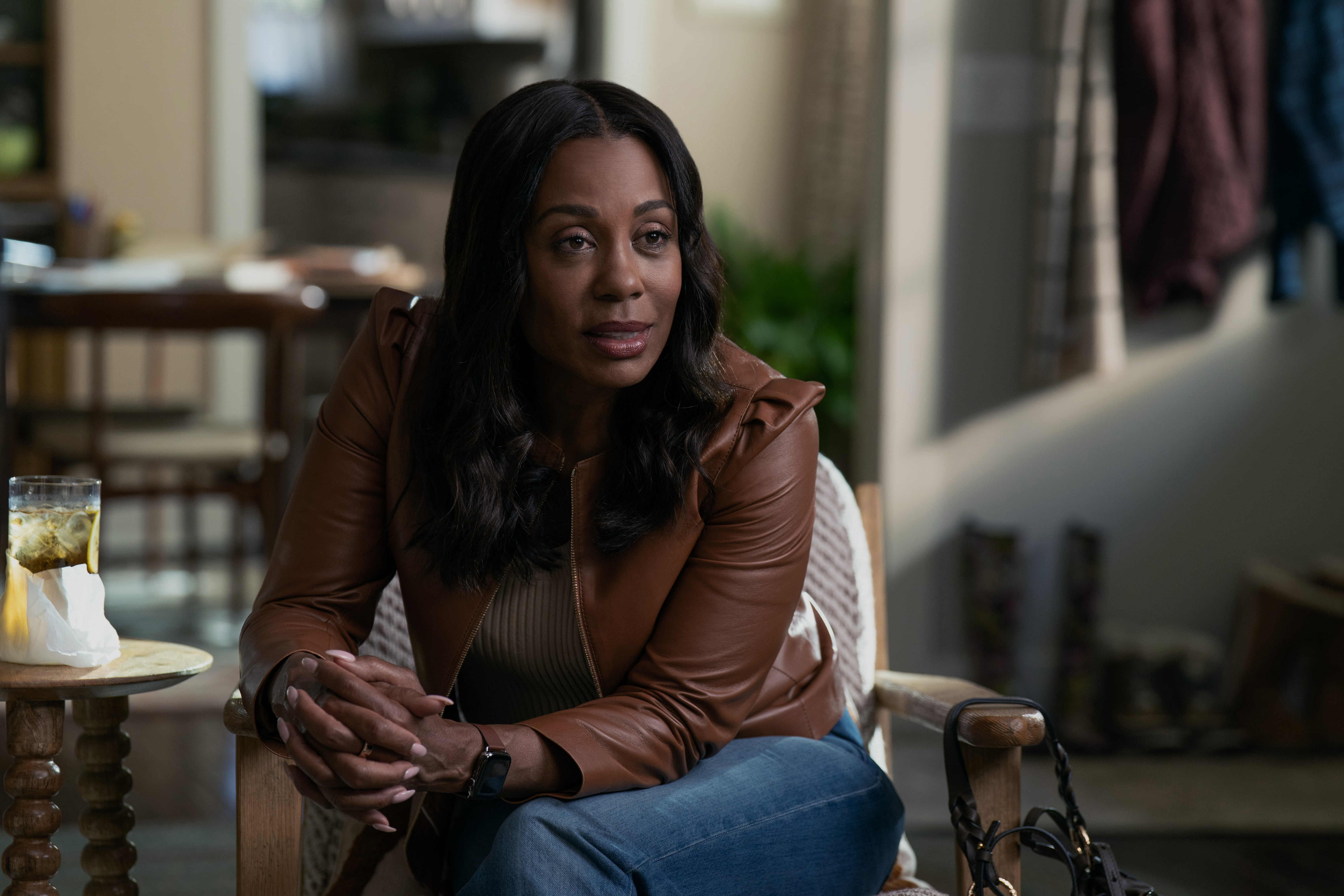 Karen Pittman as Mia Jordan in &#039;The Morning Show&#039; season 4, episode 1.