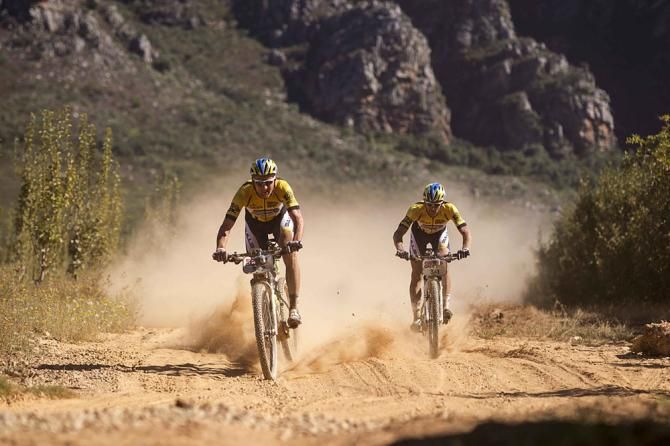 Karl Platt and Urs Huber of Bulls descend in the dust