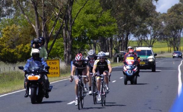 Sam Rutherford (Team Bike Bug), Brian McLeod (Budget Forklifts) and David Evans (KOM) in a late-race move.