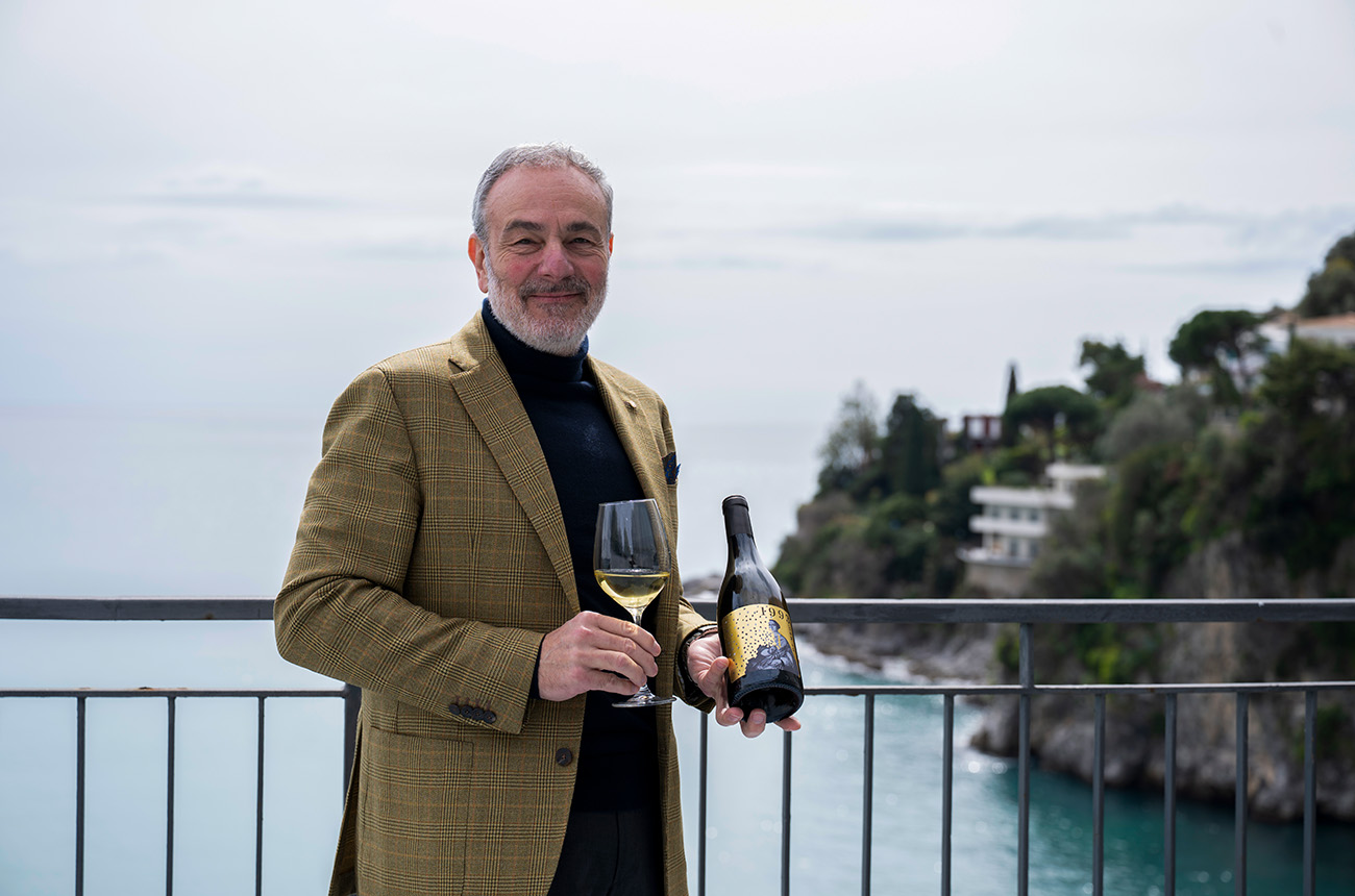 Roberto Di Meo holding new 1993 Fiano