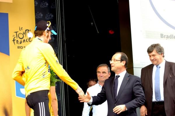 Wiggins greets Francois Hollande on the podium