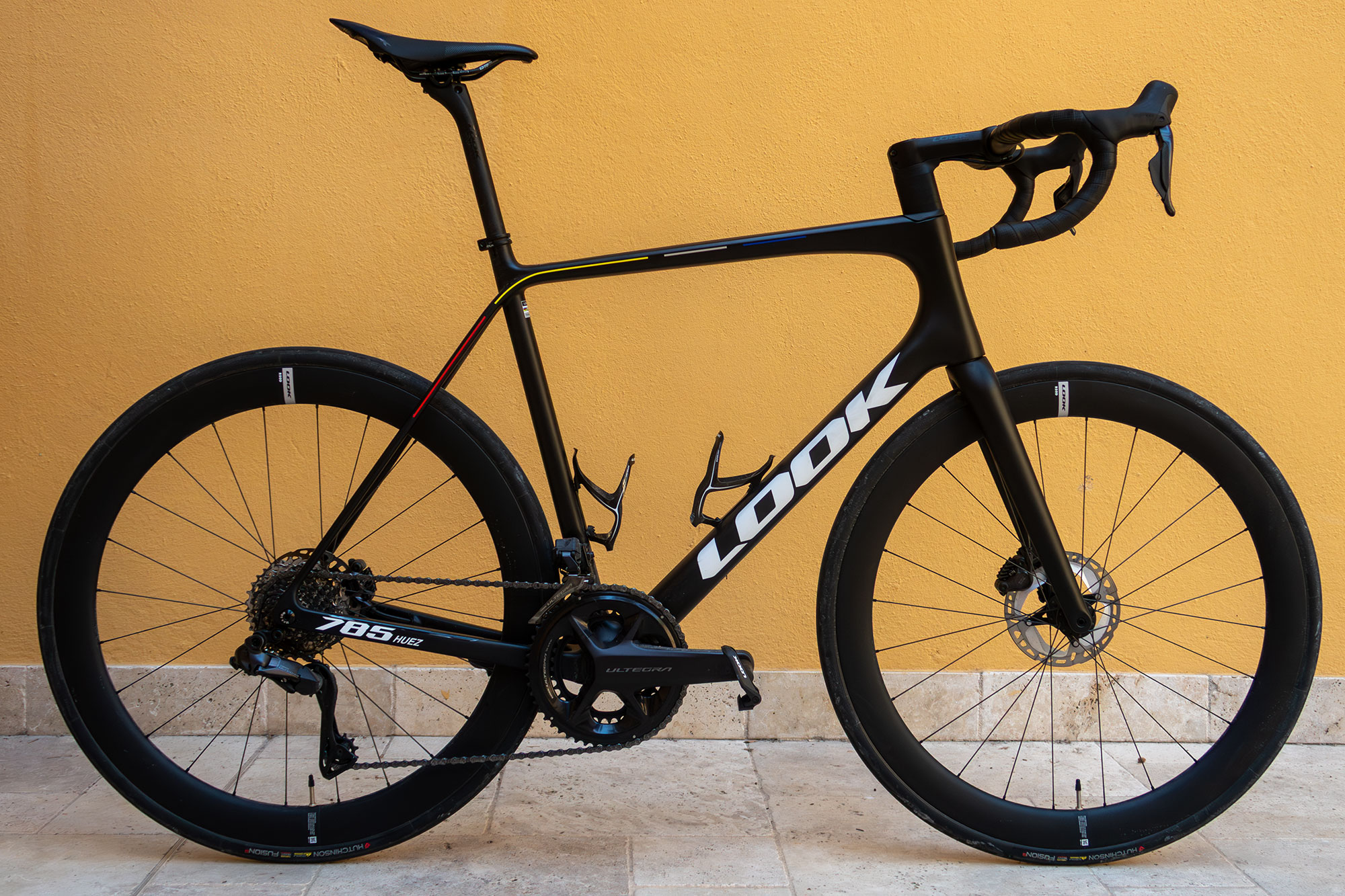 Look 785 Huez Team Edition standing against plain wall