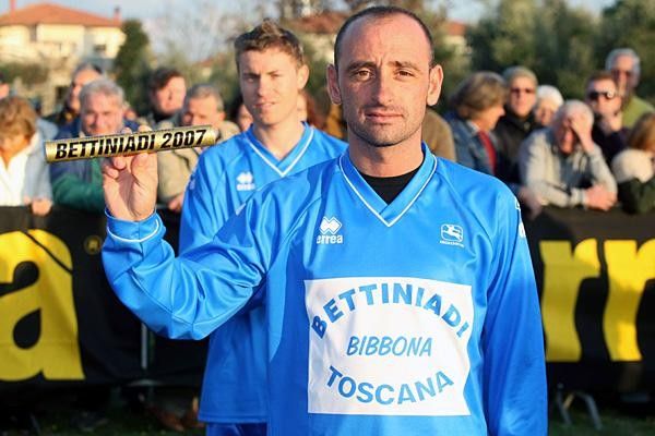 Paolo Bettini shows off the official baton.