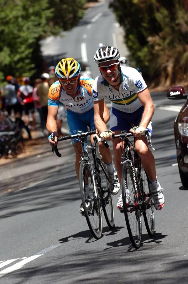 Simon Clarke (UniSA) leads Jack Bobridge (Garmin-Transitions)