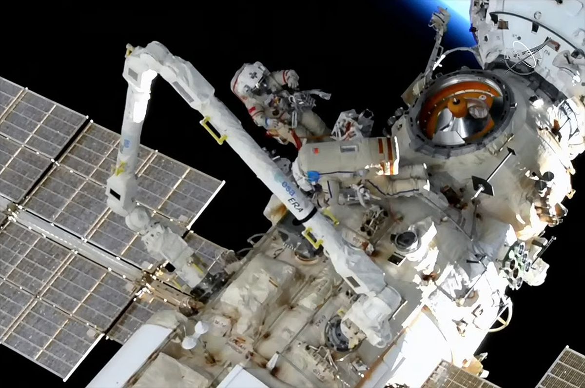 Spacesuit power problem cuts Russian spacewalk short outside space station