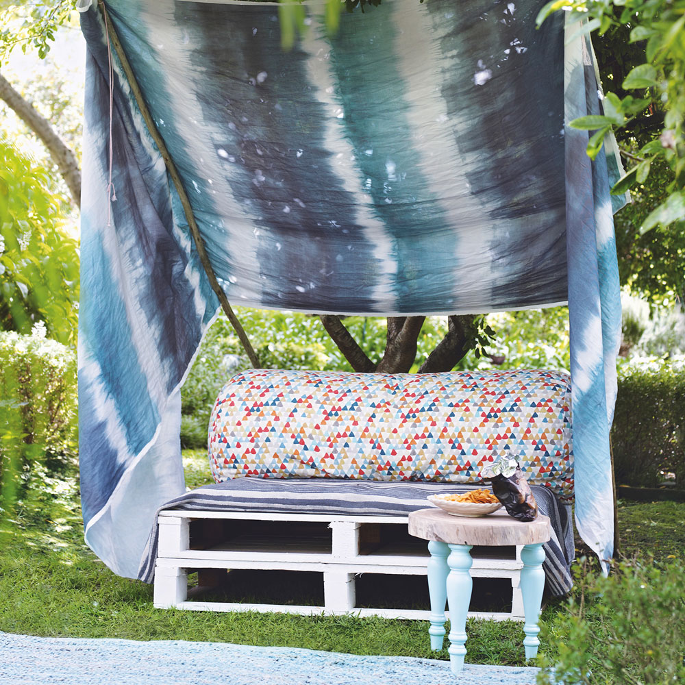 DIY pallet garden day bed with fabric canopy