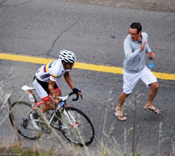 A fan cheers on F&eacute;lix Cardenas (Shimano GW)