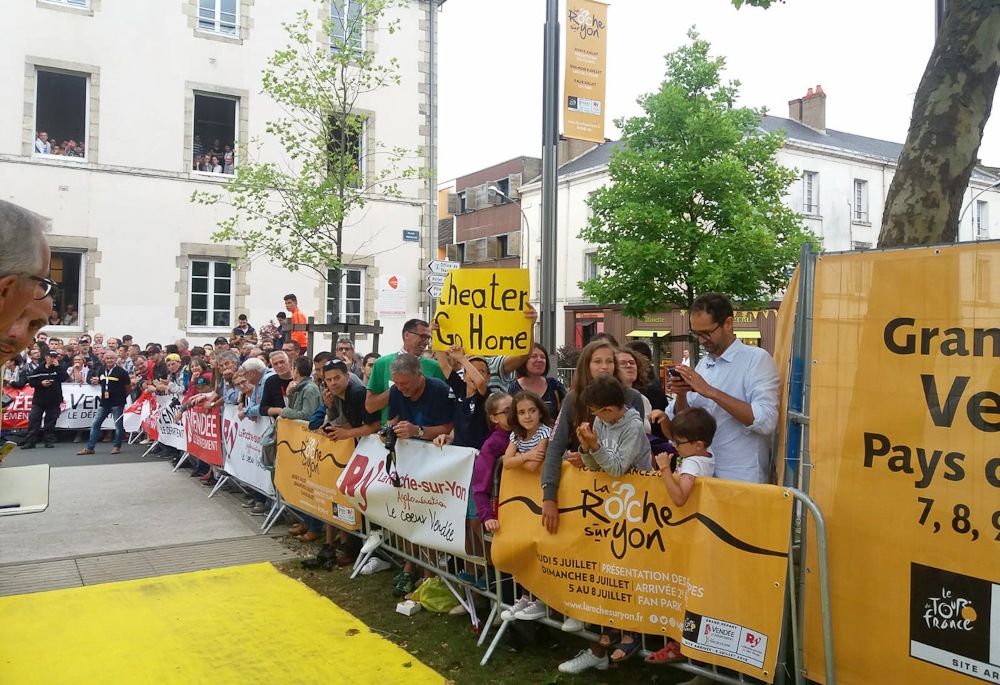 A spectator has a message for Chris Froome at the team presentation